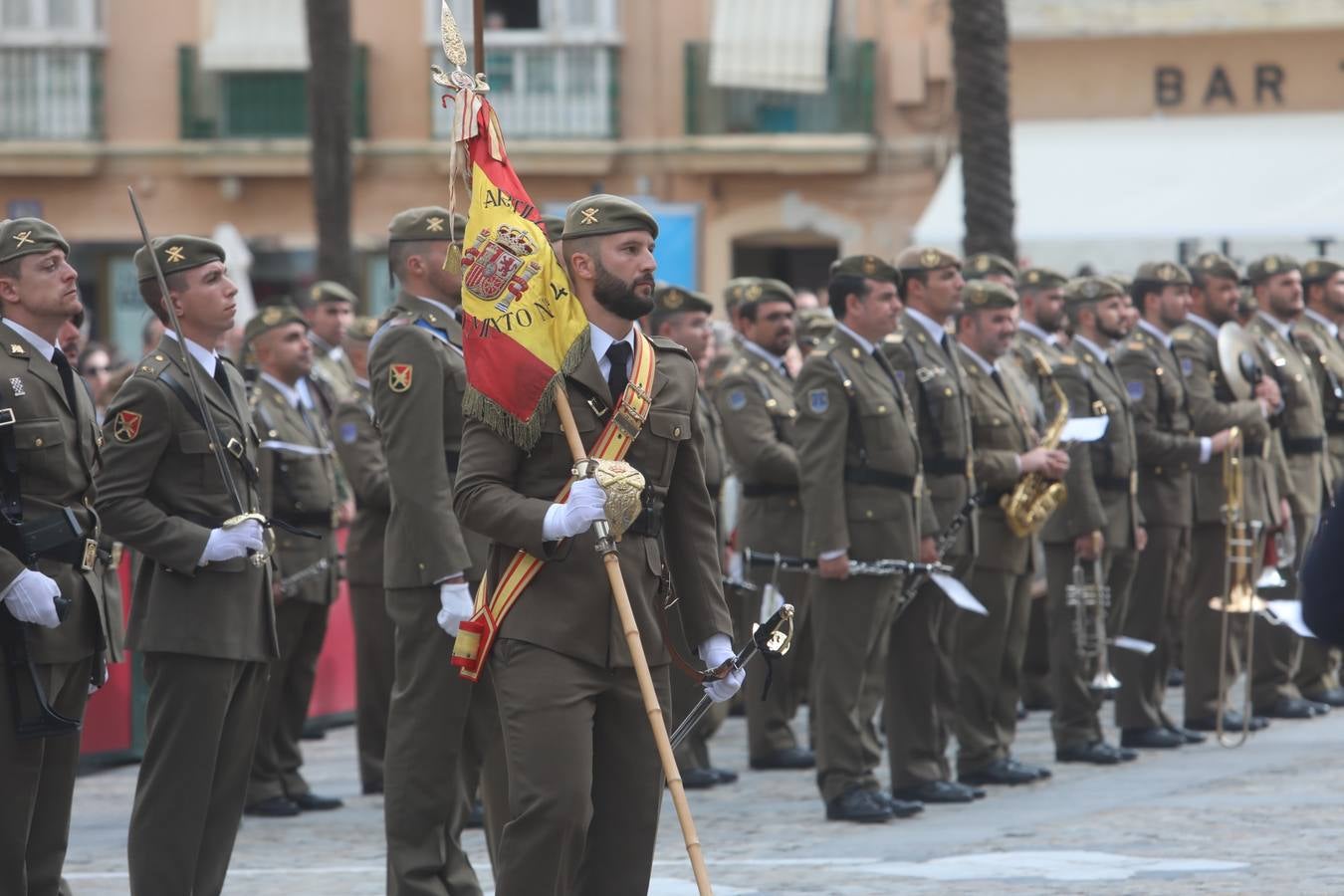 Más de 200 gaditanos sellan su compromiso con la patria y su bandera en la Catedral